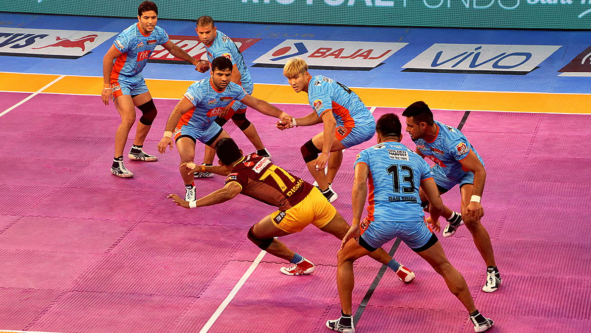 Bengal Worriers (blue jersey) and UP Yoddha (brown jersey) players in action during the Pro Kabaddi League match on September 2, 2017 in Kolkata. (Source: Saikat Paul/Pacific Press/LightRocket via Getty Images)